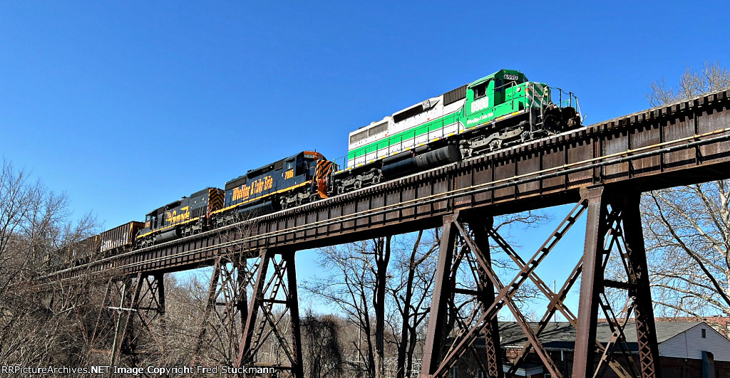 WE 6990 crosses Cascade Locks.